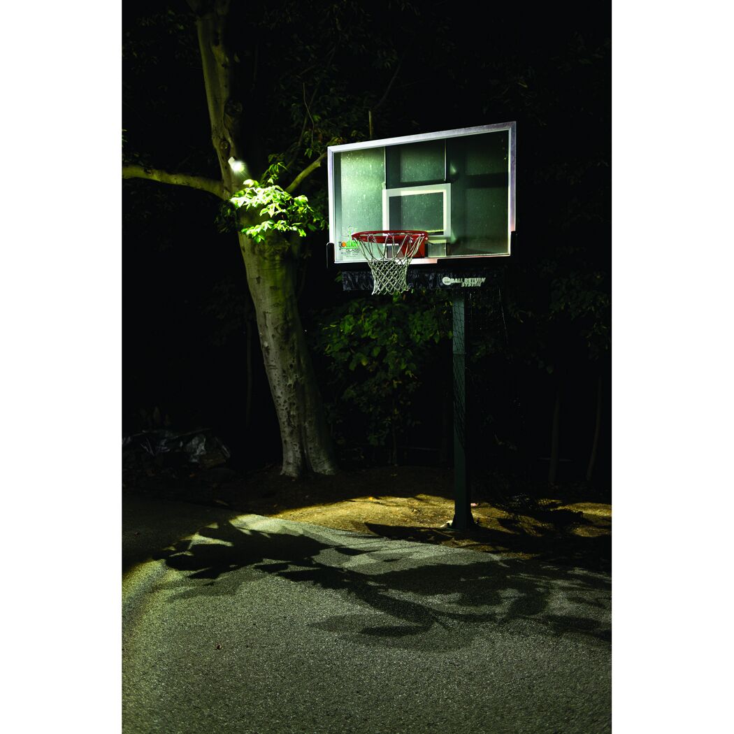Basketballkorb im Dunkeln beleuchtet