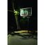 Basketballkorb im Dunkeln beleuchtet