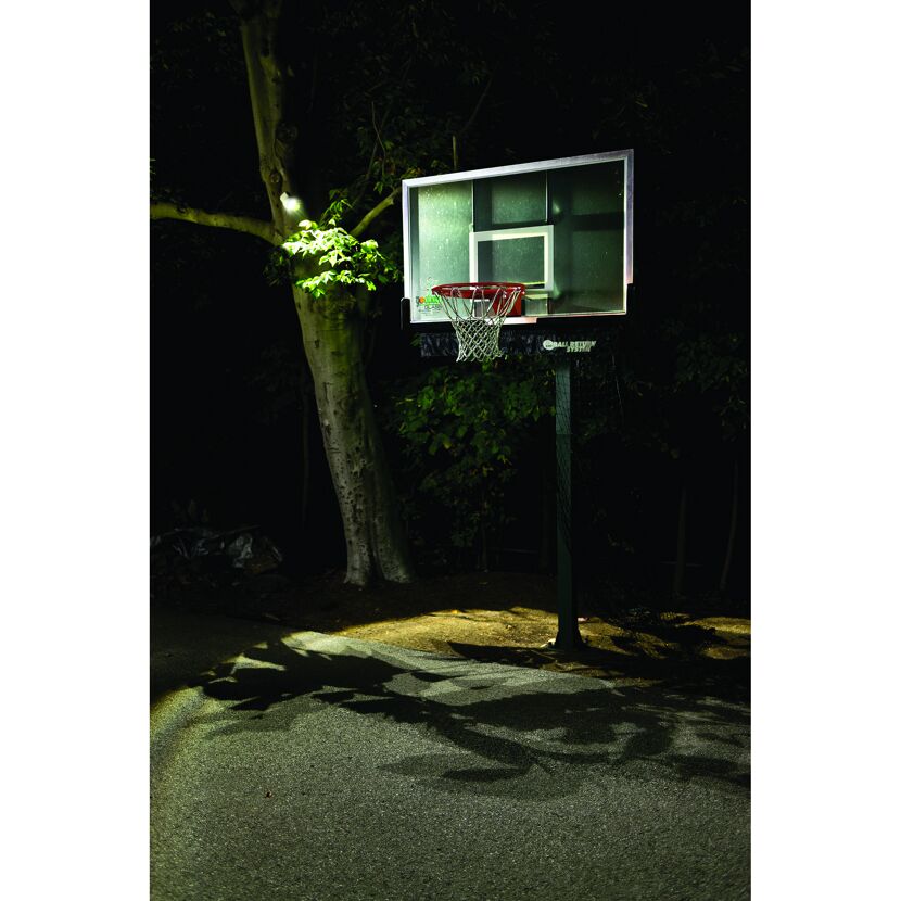 Basketballkorb im Dunkeln beleuchtet