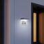 Hausnummer 22a beleuchtet an Hauswand.