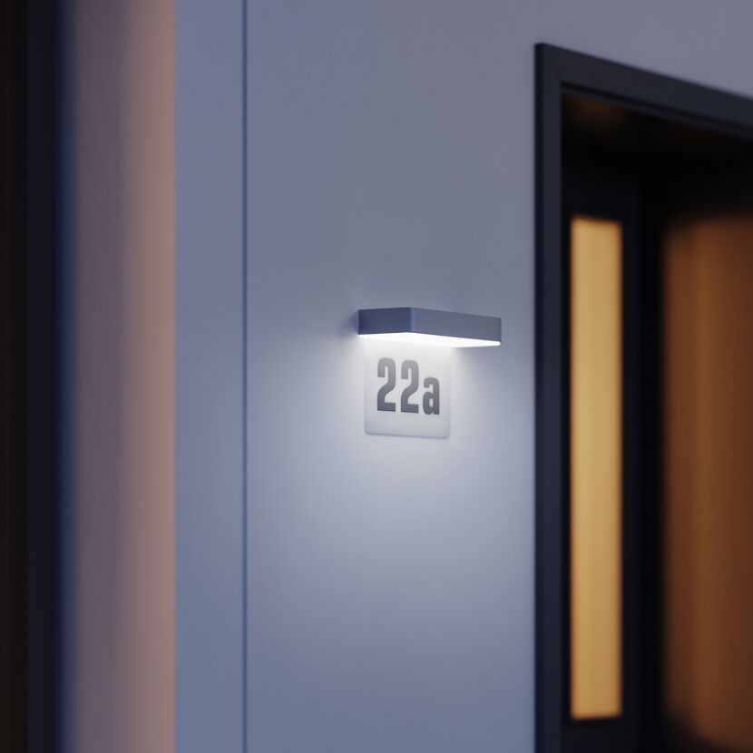 Hausnummer 22a beleuchtet an Hauswand.