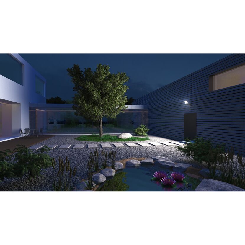 Beleuchteter Garten mit Teich und Seerosen