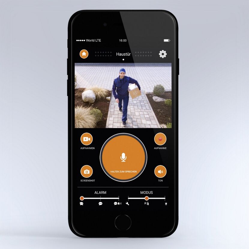 Smartphone mit Kamera-App und Paketbote