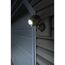 Mr. Beams LED-Strahler an Hauswand montiert
