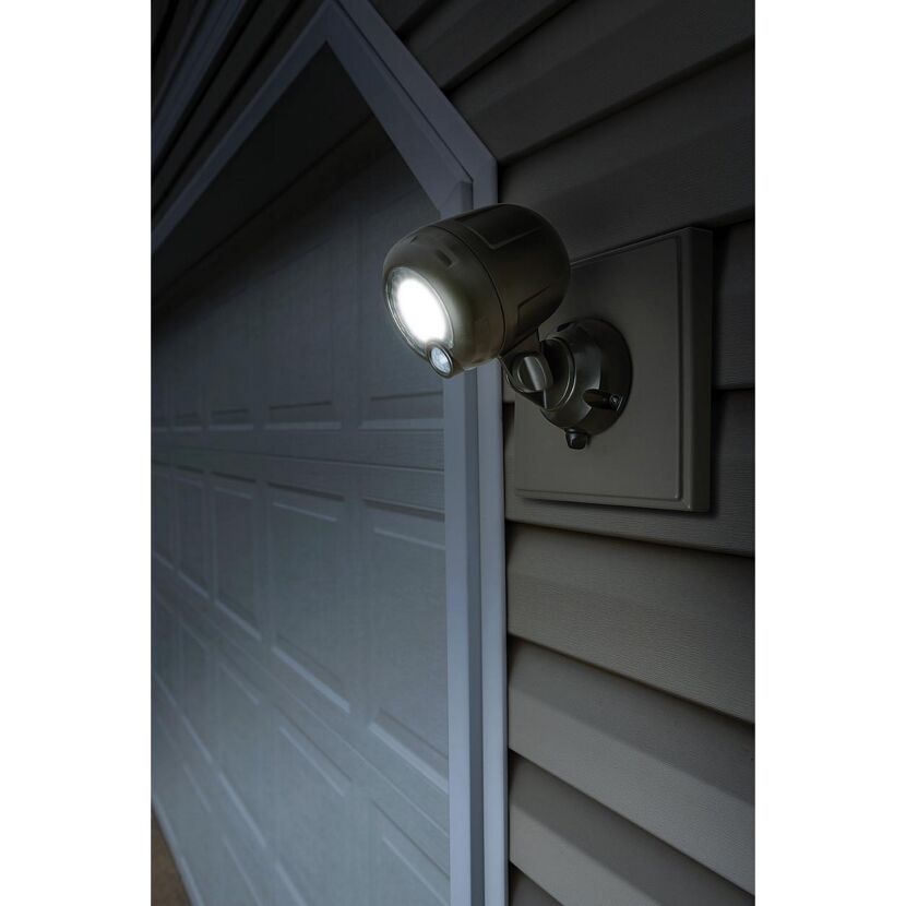 Mr. Beams LED-Strahler an Hauswand montiert