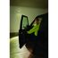 Person steigt aus Auto aus. Mr. Beams Strahler beleuchtet den Boden.