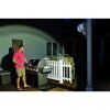 Person grillt im Dunkeln mit Mr. Beams Strahler