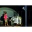 Person grillt im Dunkeln mit Mr. Beams Strahler
