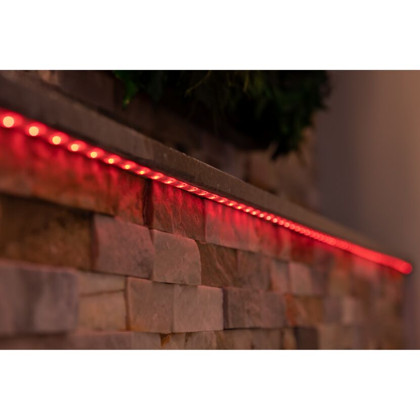 Rote LED-Leiste an einer Steinwand
