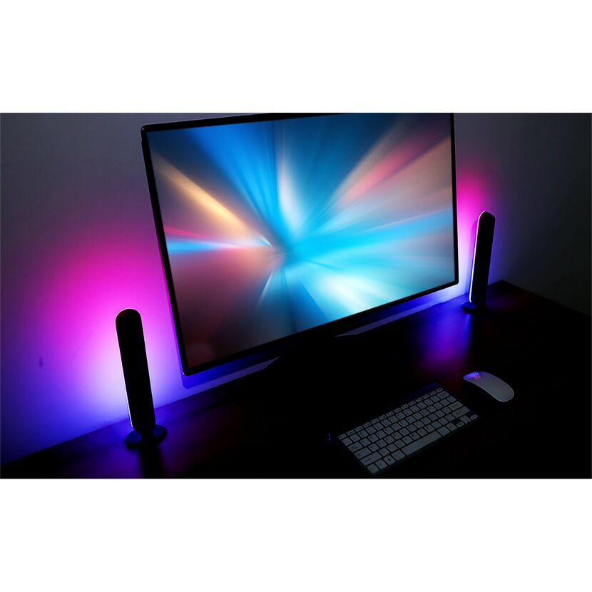 Computer mit bunten Lichtern und Tastatur.