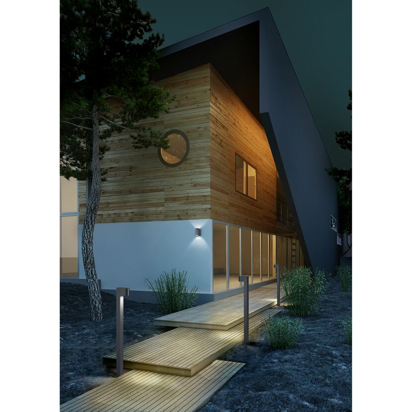Beleuchteter Weg zu einem modernen Haus