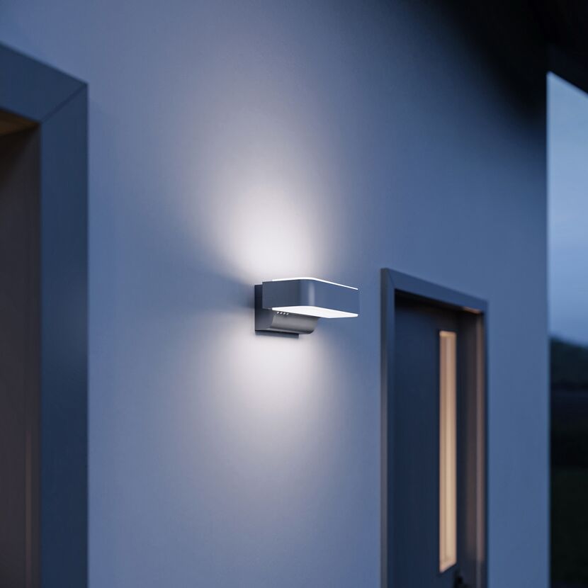 Außenwandleuchte leuchtet an Hauswand