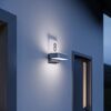 Beleuchtete Hausnummer 8 an Hauswand.