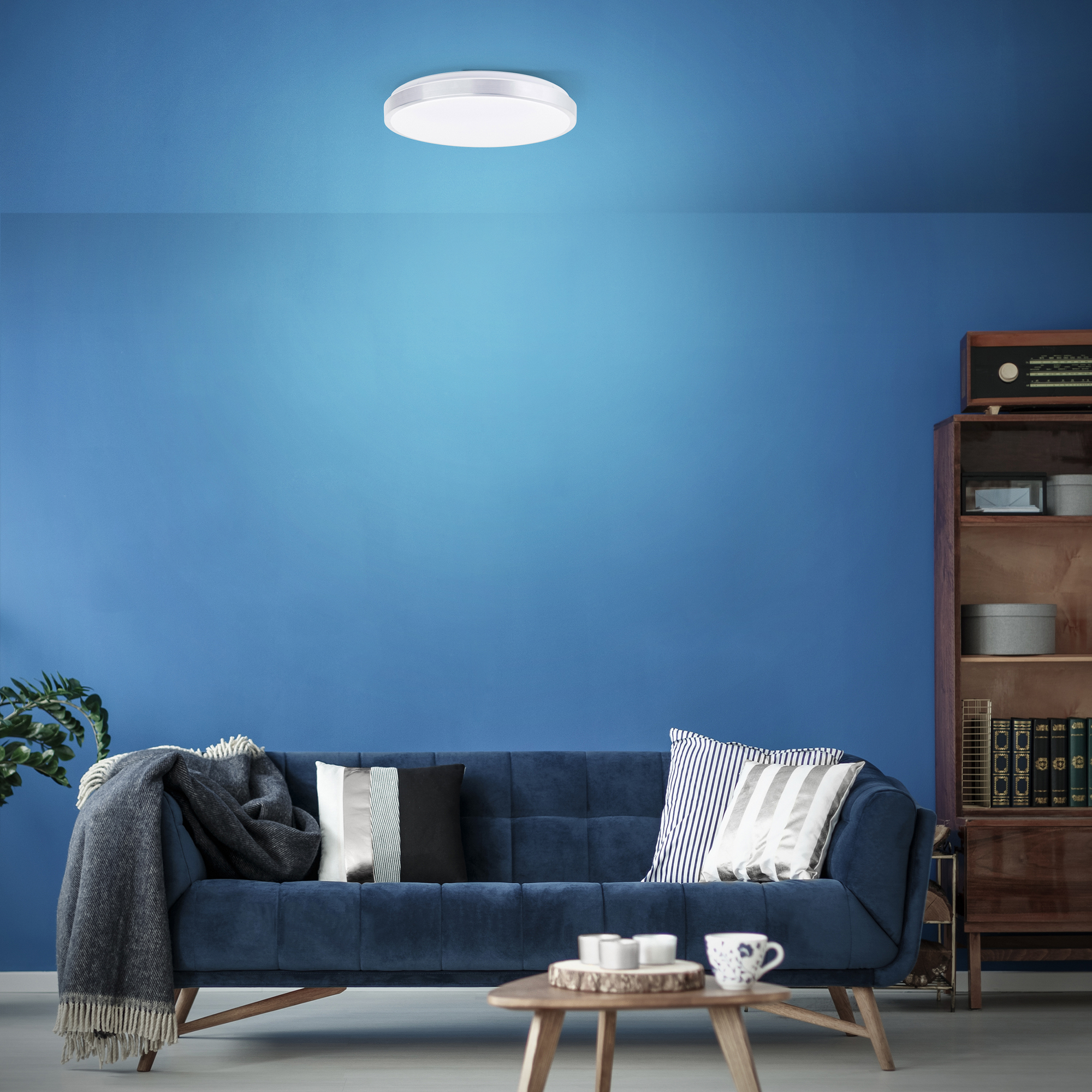 Blaues Wohnzimmer mit Designerlampe