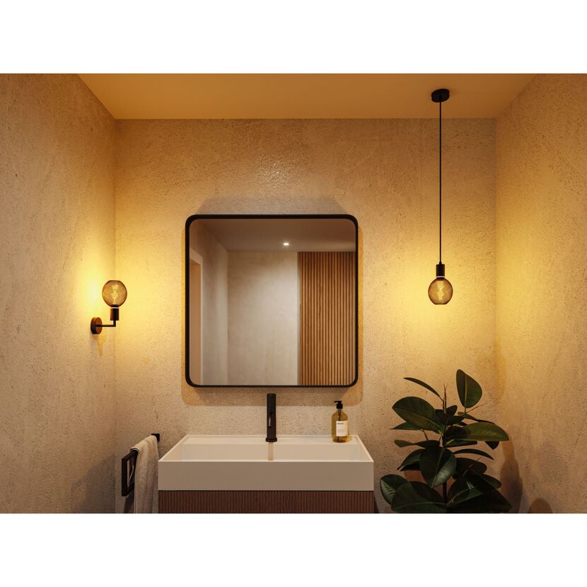 Beleuchtetes Badezimmer mit Spiegel und Waschbecken