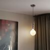 Hängeleuchte mit Rost-Baldachin und Glühbirne