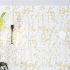 Weiße Wand mit goldener Marmorierung