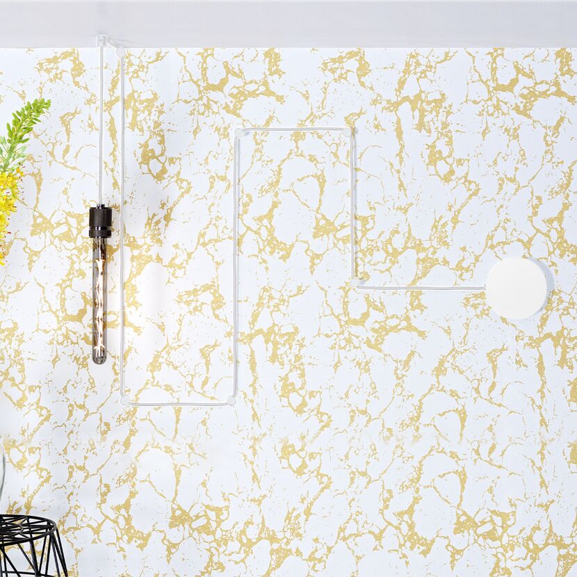Weiße Wand mit goldener Marmorierung