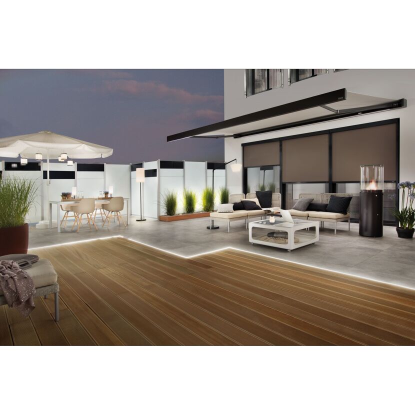 Moderne Terrasse mit Lounge-Möbeln, Essbereich und Terrassenheizung