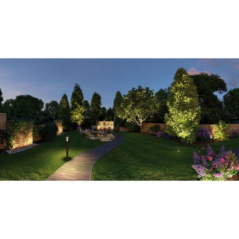 Garten mit Beleuchtung bei Dämmerung.