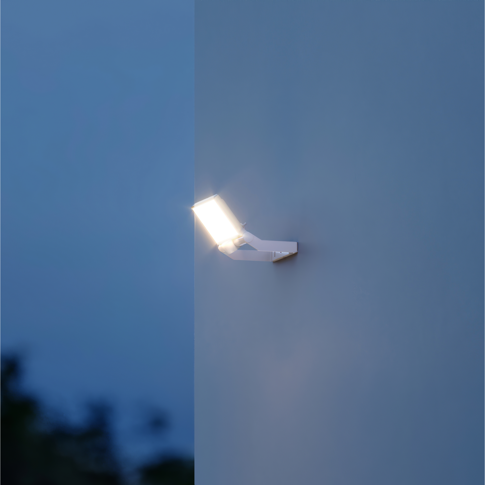 LED-Wandstrahler 'XLED ONE S' mit Bewegungsmelder weiß 22,9 x 19,5 cm 18,6 W + product picture