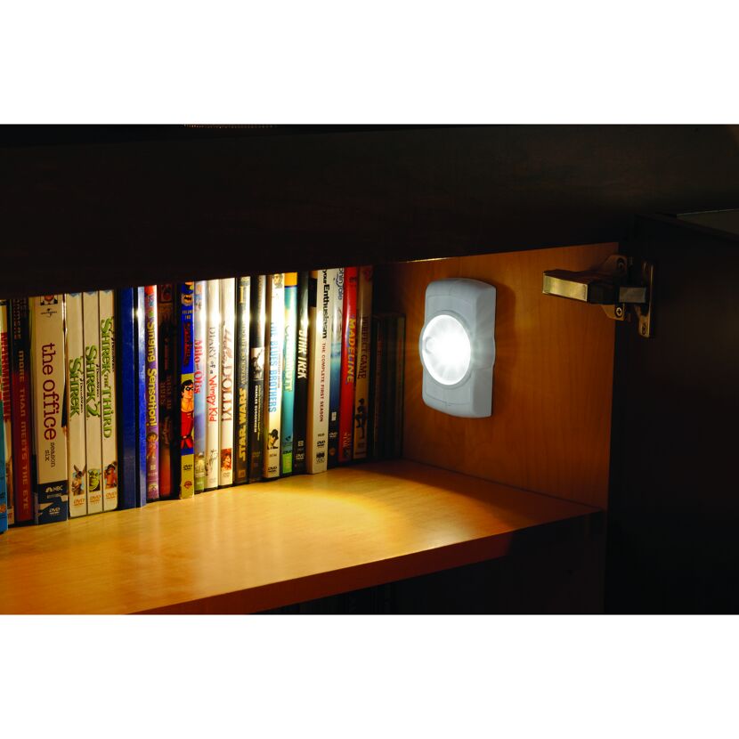 Beleuchtetes Bücherregal mit Mr. Beams Unterbauleuchte