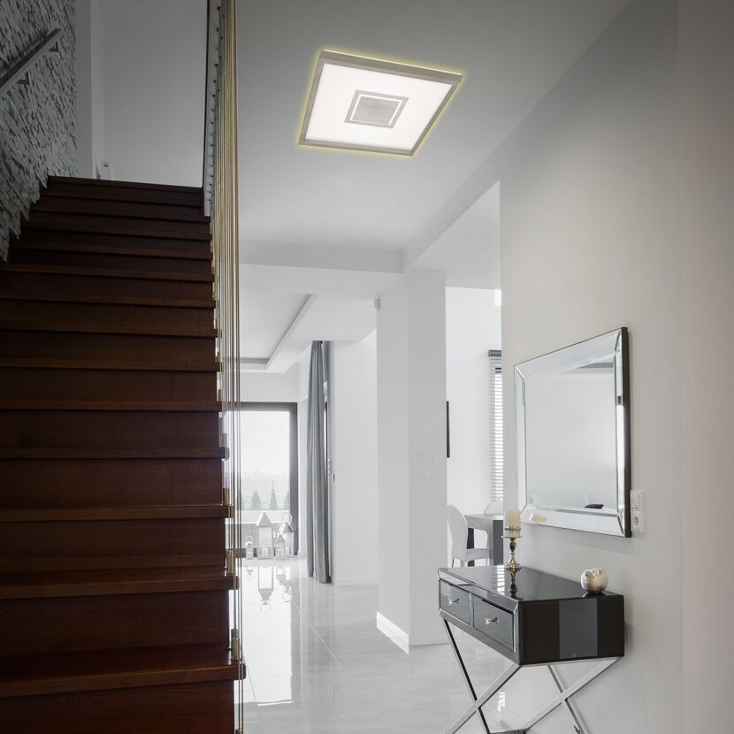 Heller Flur mit Holztreppe und Spiegel