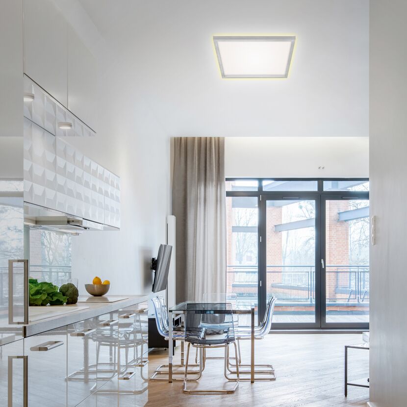 Moderne Küche mit Esstisch und Leuchte