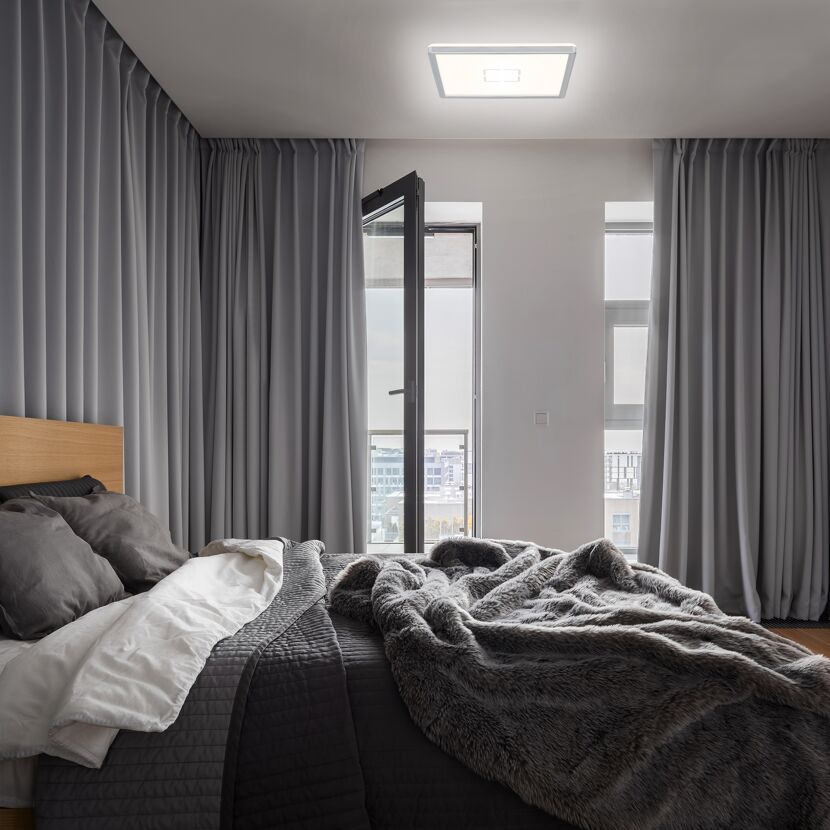Modernes Schlafzimmer mit geöffneter Balkontür