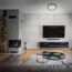 Modernes Wohnzimmer mit Kamin und Fernseher.