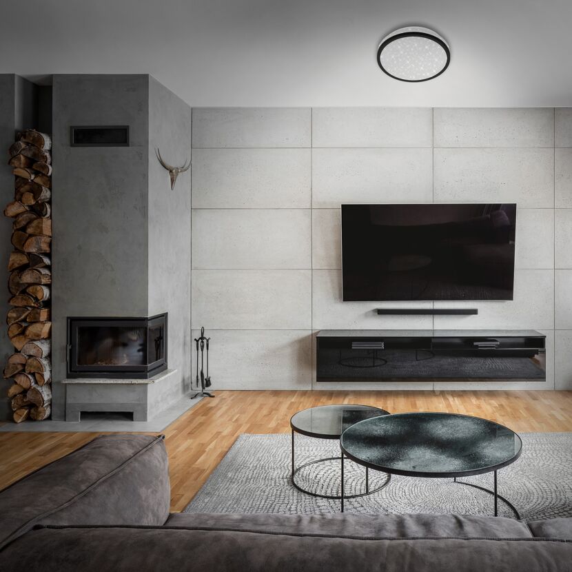 Modernes Wohnzimmer mit Kamin und Fernseher.