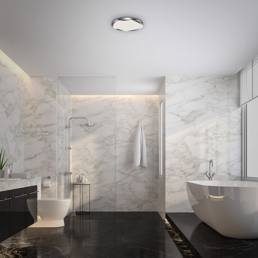 Modernes Badezimmer mit Marmorfliesen und Badewanne.
