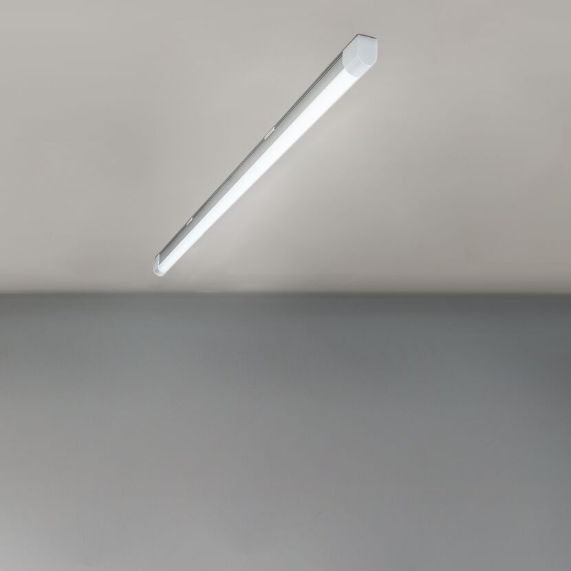 LED-Innenlichtleiste an der Decke montiert