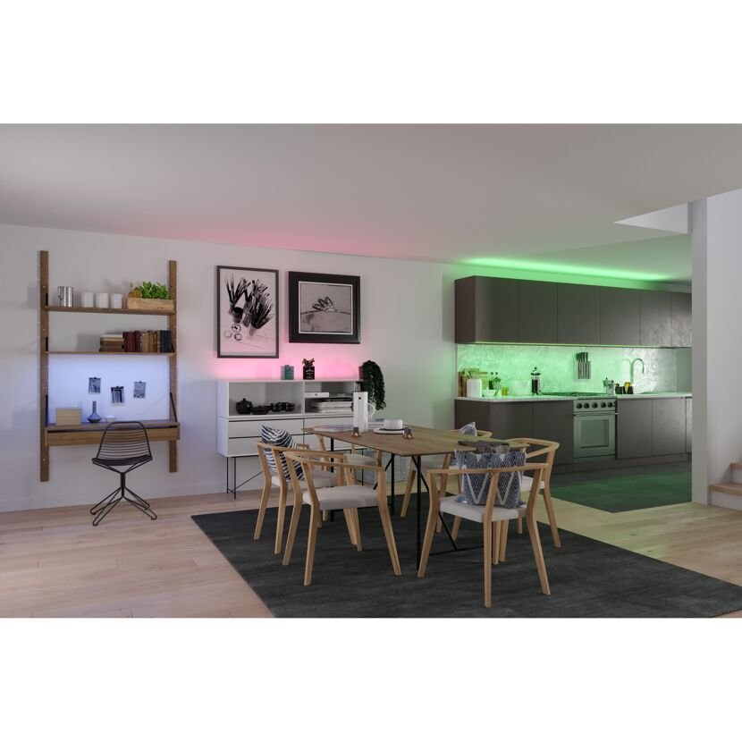 Wohn-Esszimmer mit rosa und grüner LED-Beleuchtung