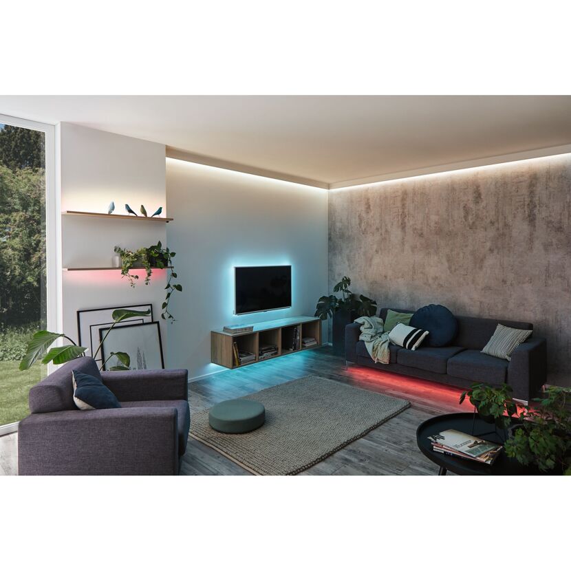 Wohnzimmer mit bunter LED-Beleuchtung
