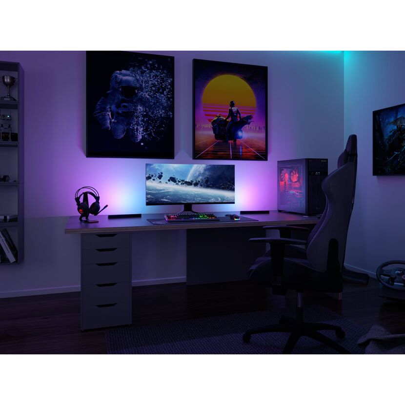Gaming-Setup mit bunten LED-Leuchten
