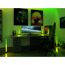 Gaming-Zimmer mit grünen Lichtern