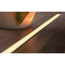 LED-Lichtband leuchtet auf dunklem Holzboden