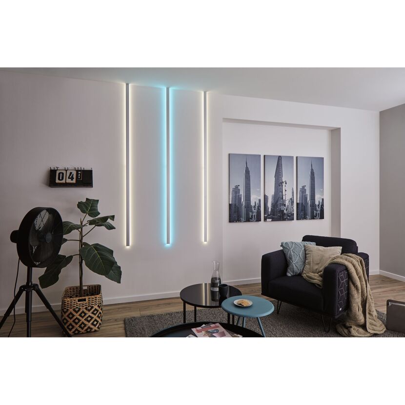 LED-Lichtleisten in verschiedenen Farben an der Wohnzimmerwand