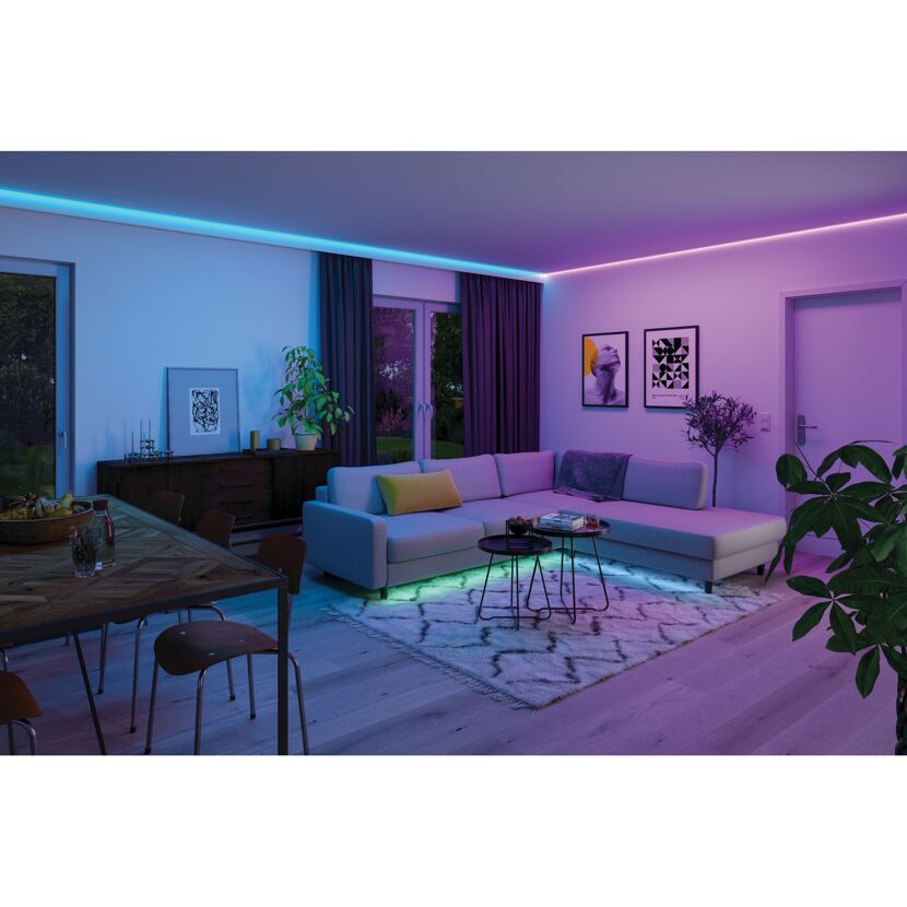 Wohnzimmer mit blau-lilafarbener LED-Beleuchtung