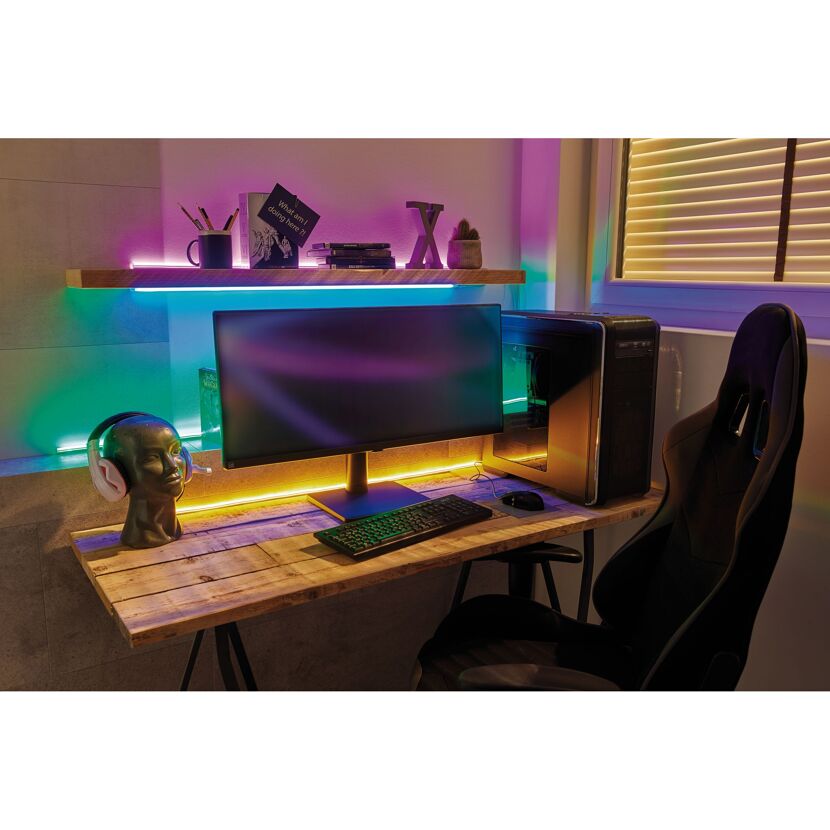 Computertisch mit buntem LED-Licht