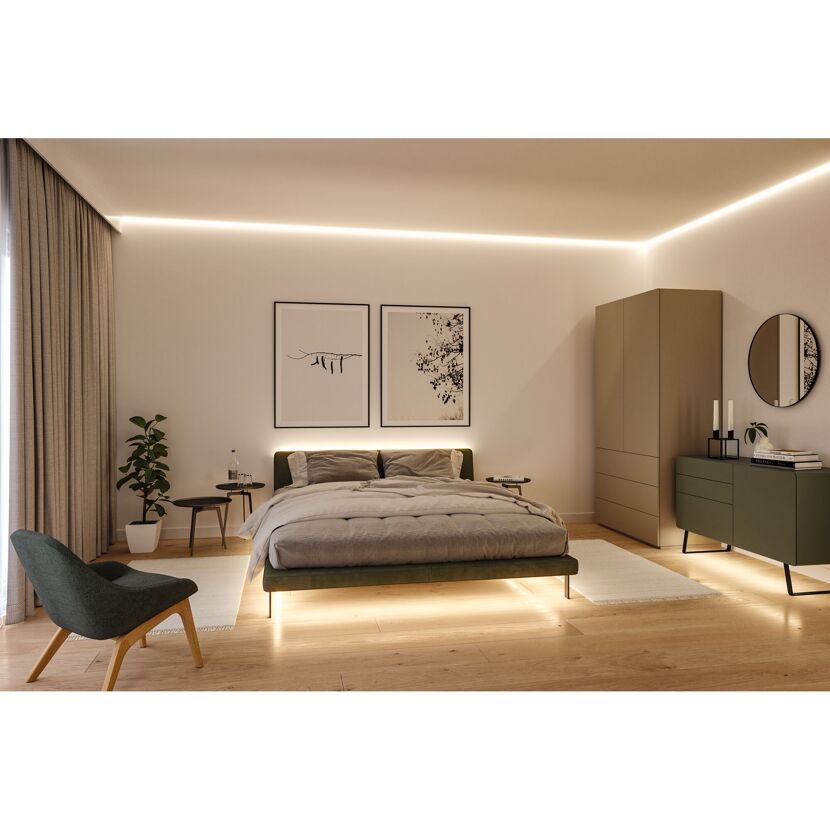 Schlafzimmer mit indirekter Beleuchtung von Bett und Schrank