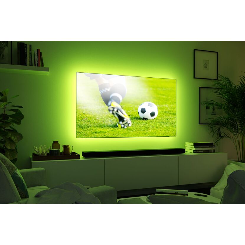 Fernseher mit Fußballspiel, grün beleuchtet