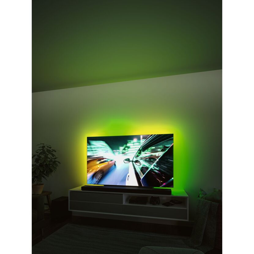 Fernseher mit grün leuchtenden LED-Strips