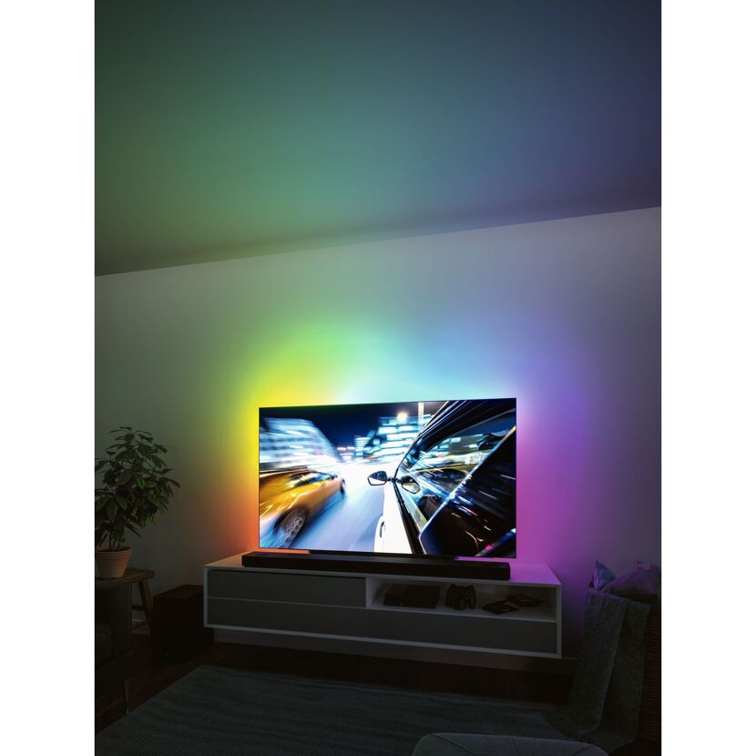TV mit bunter Hintergrundbeleuchtung.