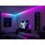 LED-Strip in bunten Farben an Decke, TV-Board und Fußleiste
