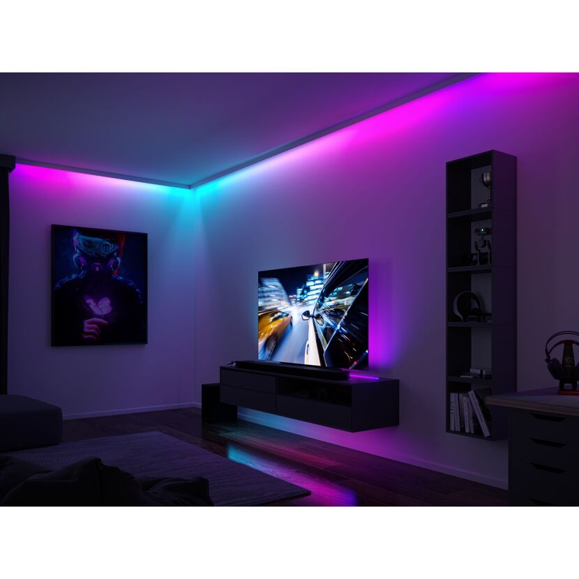 LED-Strip in bunten Farben an Decke, TV-Board und Fußleiste