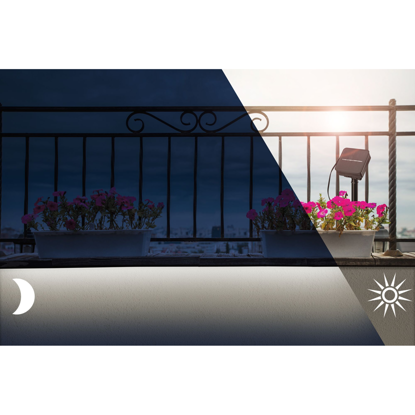 Balkon mit Solar-LED-Streifen bei Tag und Nacht