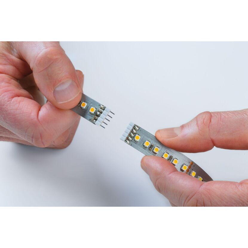 Zwei Hände halten einen LED-Strip zusammen.