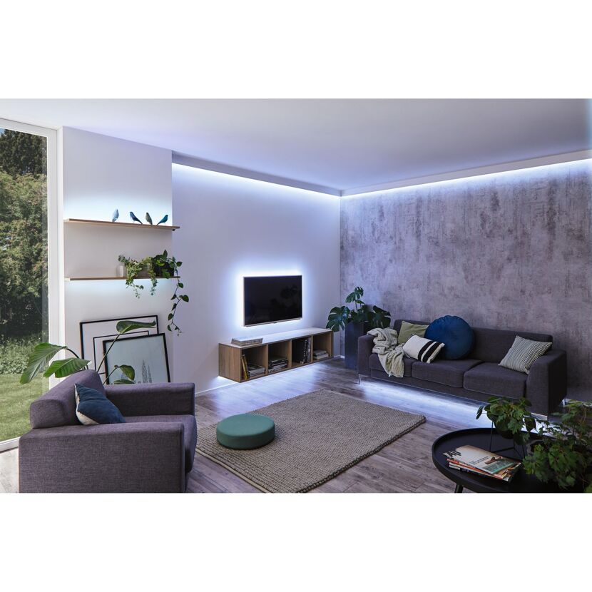 Wohnzimmer mit indirekter LED-Beleuchtung
